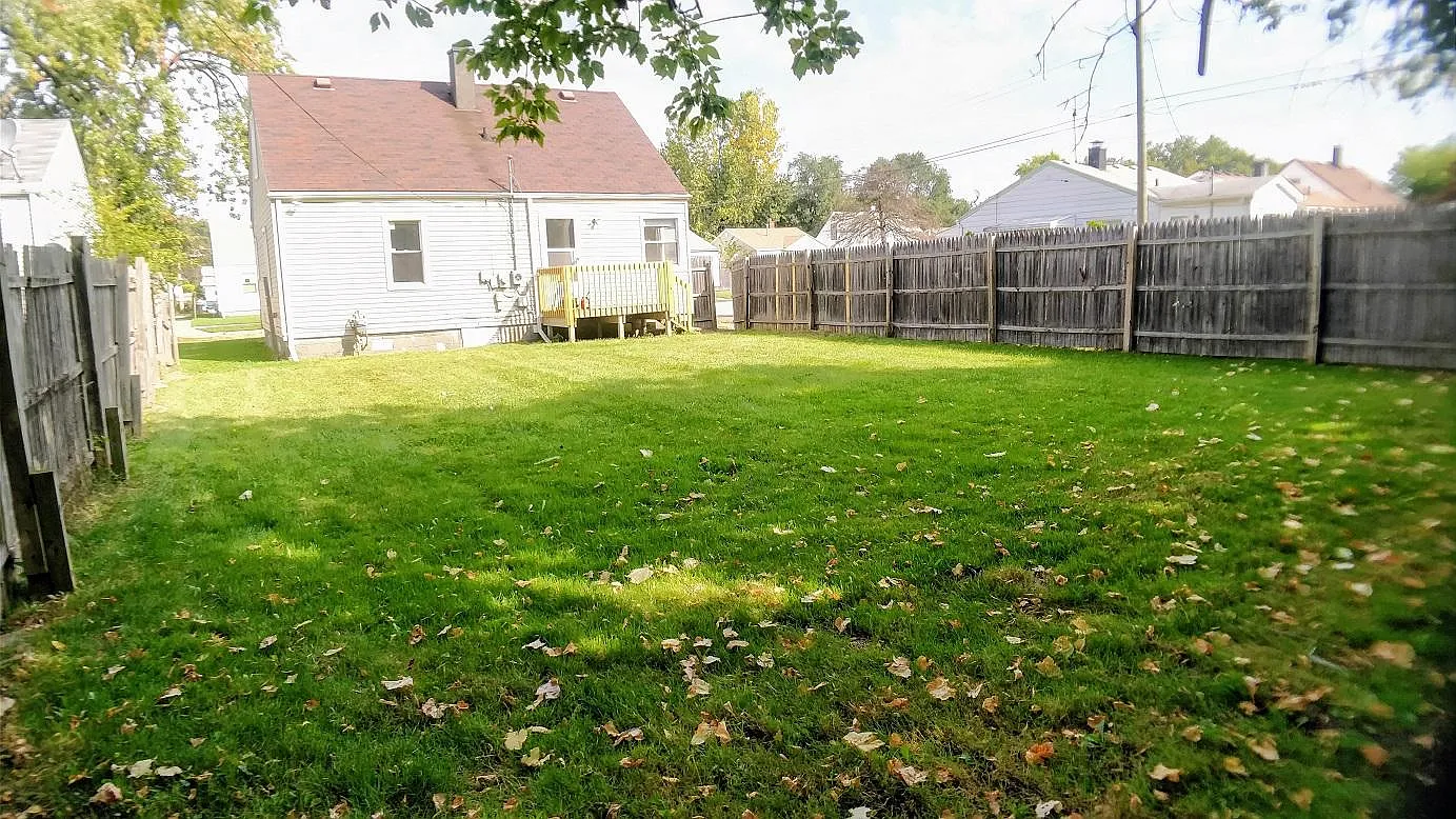 4 bed, 1000 sqft, $1,500 — Photo 2
