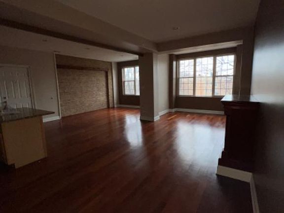 3rd image of 107 E 42nd St APT 1E