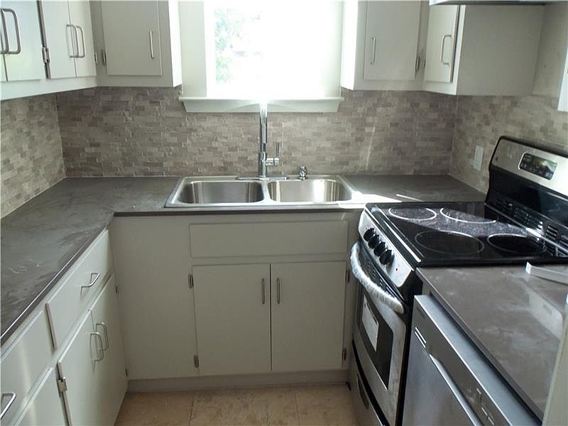 1st image of 612 W 31st 1/2 St #A