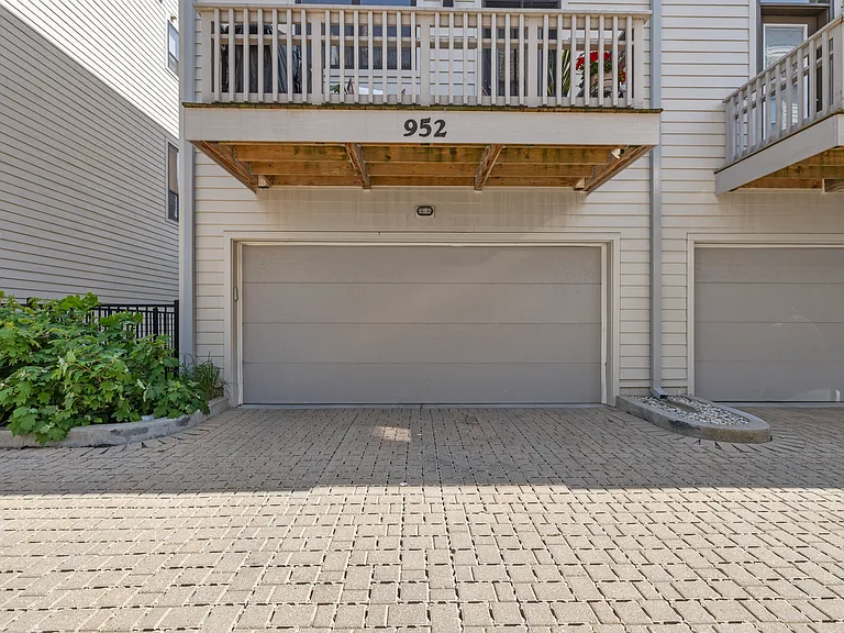 952 Madison St — Photo 3