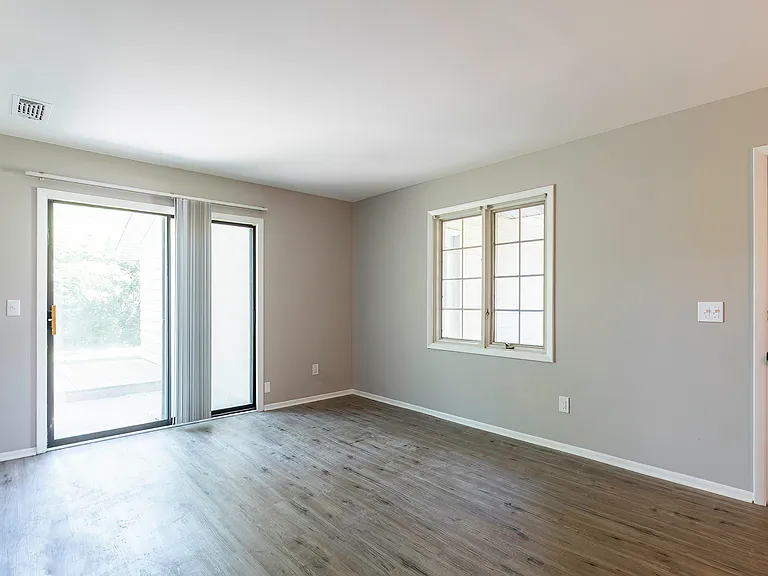 3305 Hobson Rd — Photo 2