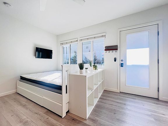 5th image of 5525 Harold Way #15