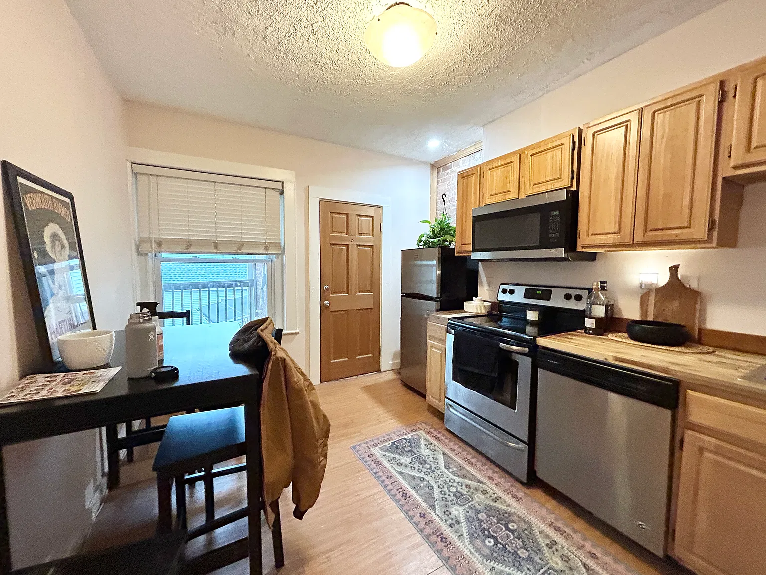 3 bed, 999 sqft, $2,700 — Photo 2