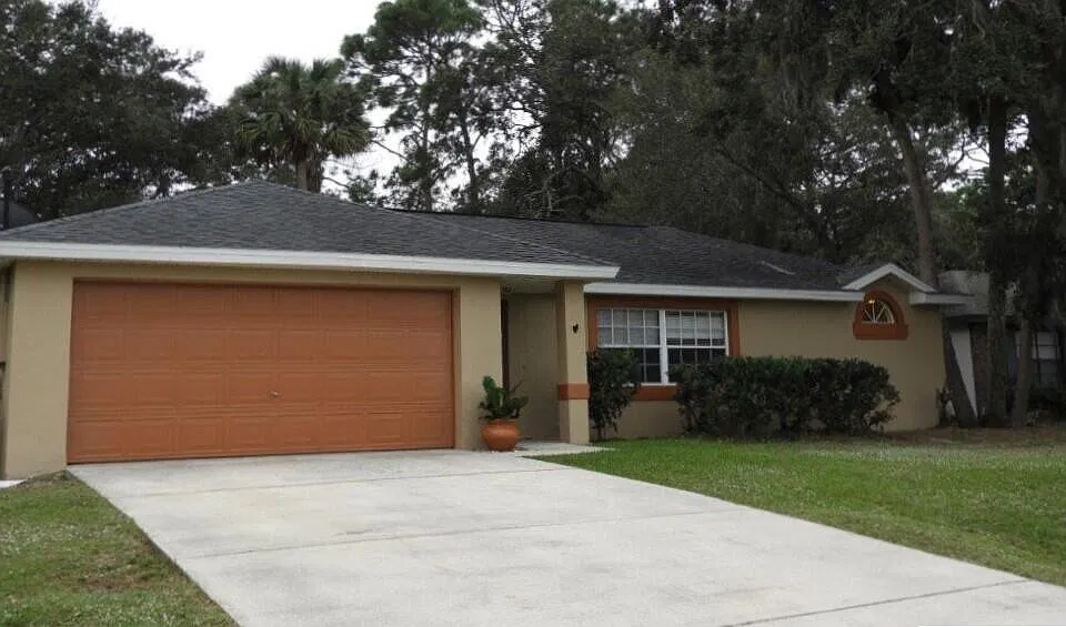 330 Seahorse Cir SE