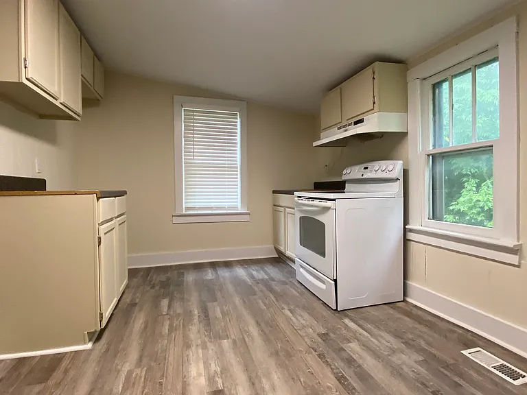 614 Moyers Ave — Photo 3