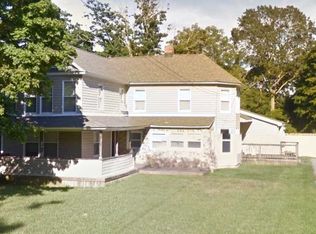 27 Chichester Ave, Center Moriches, NY 11934