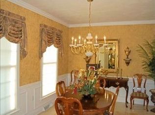 16 Renaissance Dr, Irwin, PA 15642