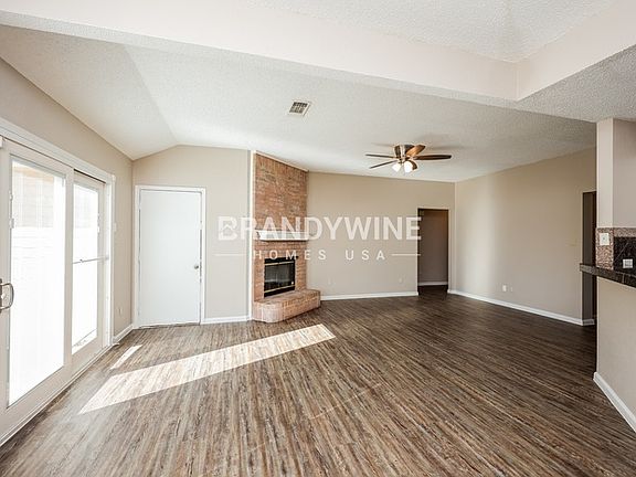 4th image of 1004 Glencrest Dr
