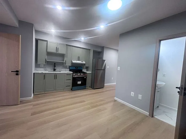 146 36th St NE — Photo 3