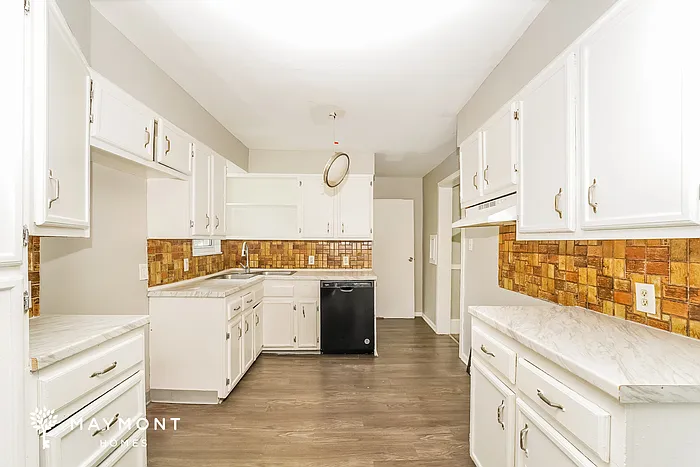 788 Saxon Ave — Photo 11