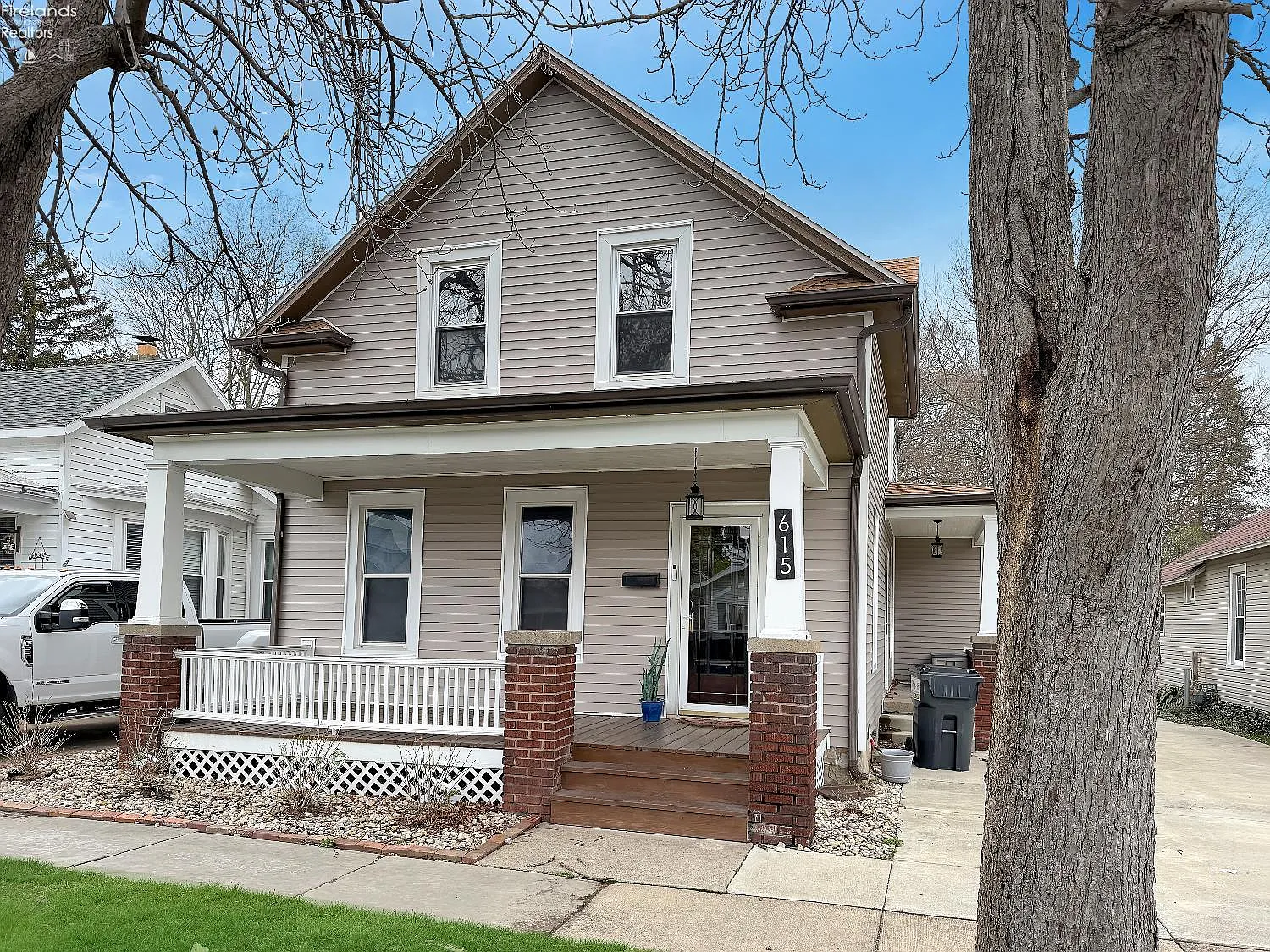 615 Neil St photo 1