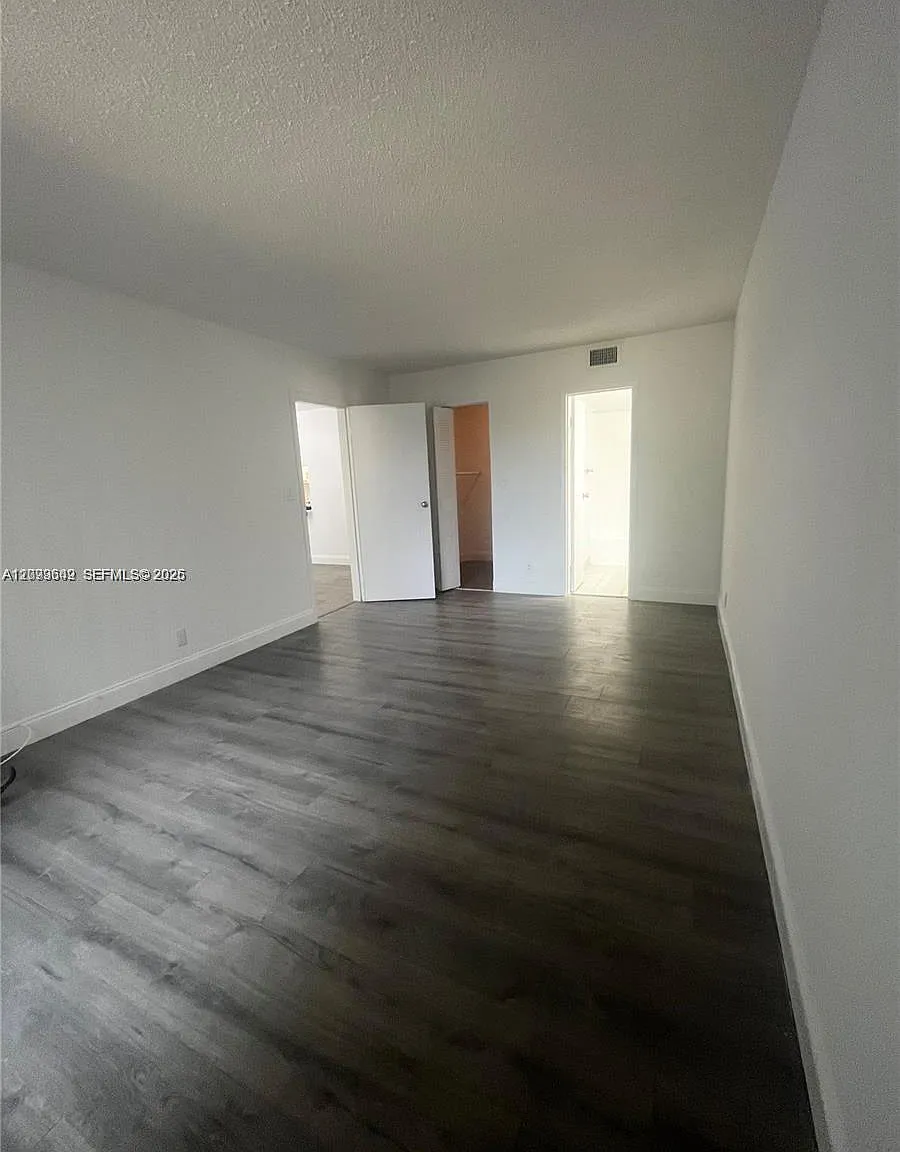 Sands Point Condominium V — Photo 3