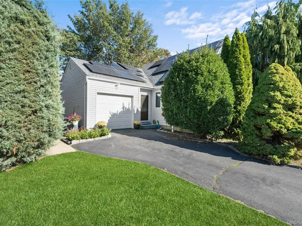 27 Gaylore Drive S, Amityville, NY 11701