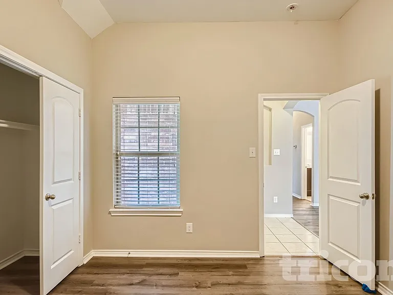 221 Anthony Ln — Photo 10