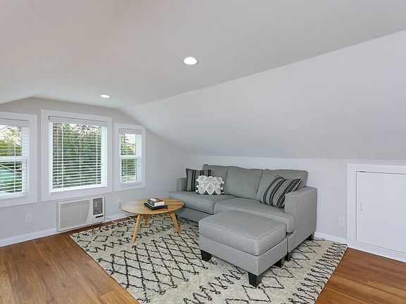 4th image of 130 Mariposa Ave #1/2