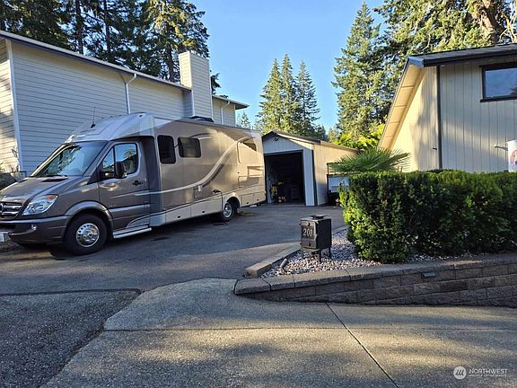 4th image of 201 E Westwood Lane