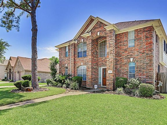 Look at the large front yard!