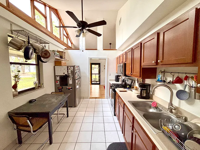 Eat-in kitchen with gas range