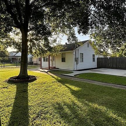 2nd image of 2501 Primrose Dr