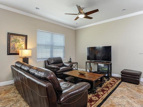 5th image of 814 W Country Club Dr