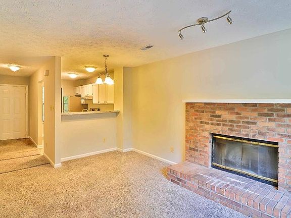 5th image of 623 Idlewood Ln APT D