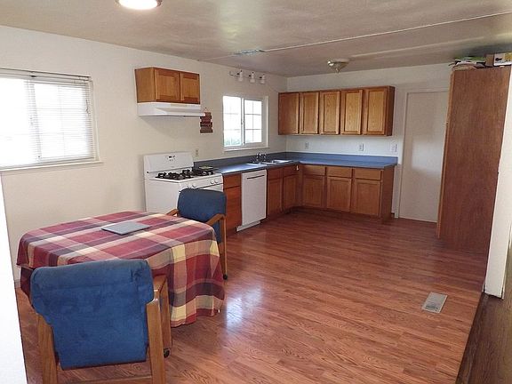 Open concept dining/kitchen