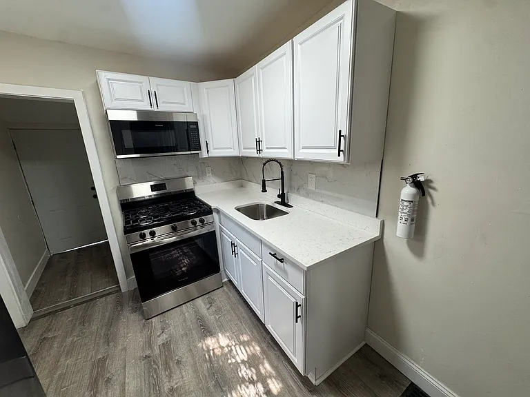 636 Spruce St — Photo 5