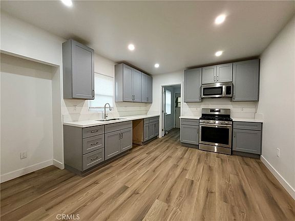 3rd image of 121 W 84th Pl