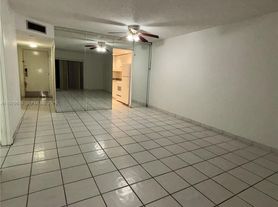 13701 Kendale Lakes Cir, Miami, FL