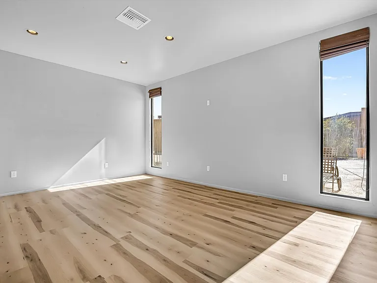 Riverside Suites — Photo 49