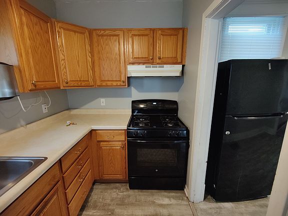 3rd image of 218 Railroad Ave