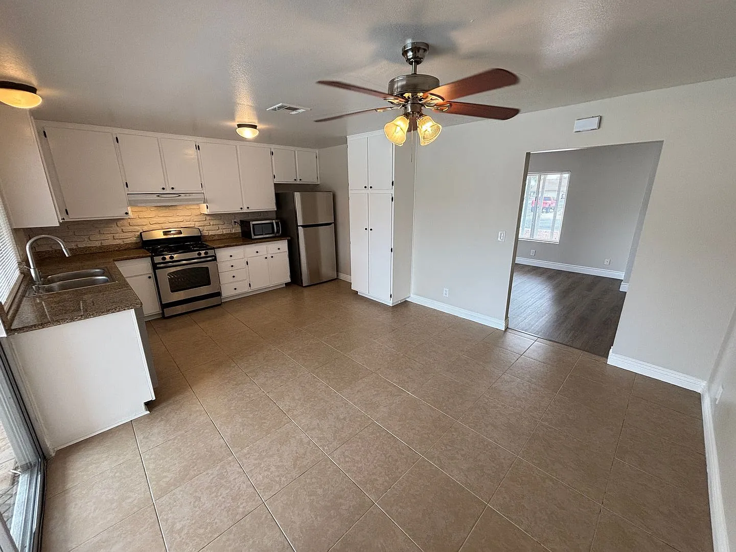 Gorgeous 4Bed/2Bath, 1-Story Home located in the West part of the valley — Photo 4