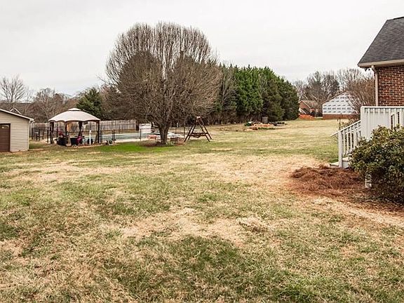 3rd image of 230 Meadow Oaks Dr