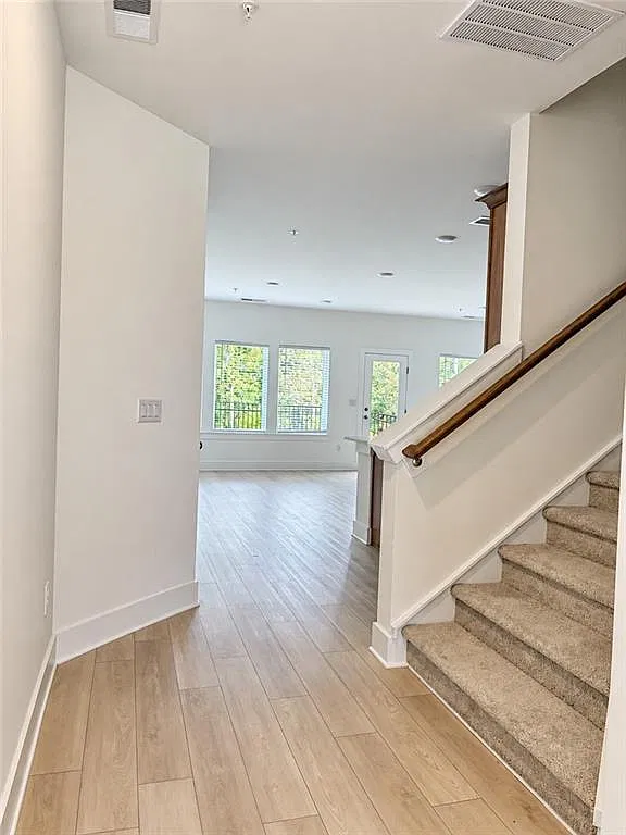 450 Laurelwood Ln — Photo 2