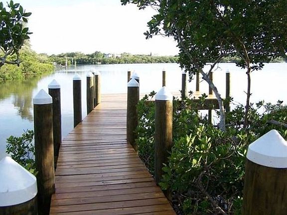 3rd image of 818 Bayou Point Ct