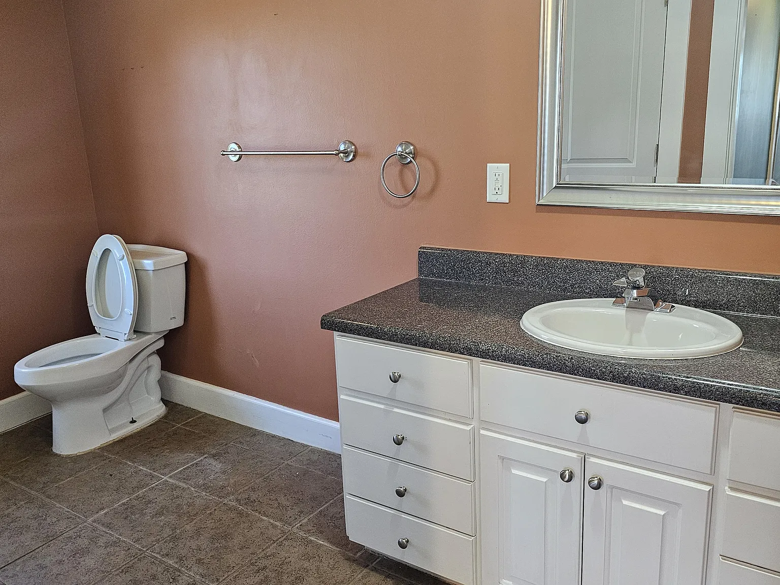 3 bed, 2112 sqft, $2,000 — Photo 4