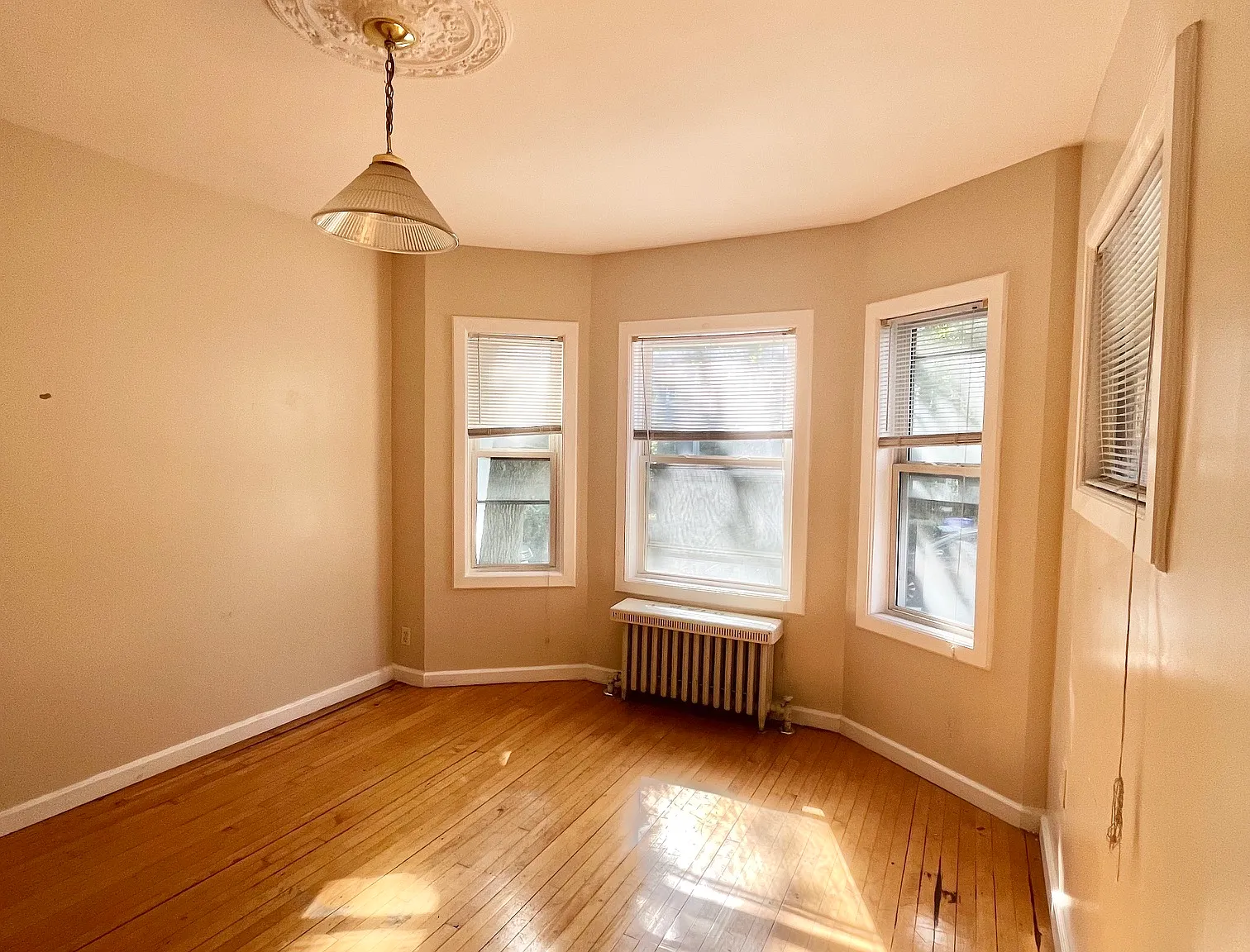 4 bed, 9999 sqft, $2,700 — Photo 1