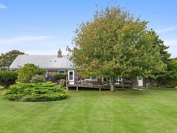 3rd image of 26 Quaquanantuck Ln