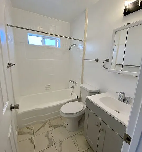 1554 S Stanley Ave — Photo 10