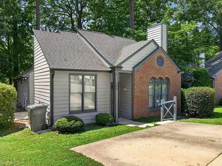 105 Ellsworth Pl — Photo 1
