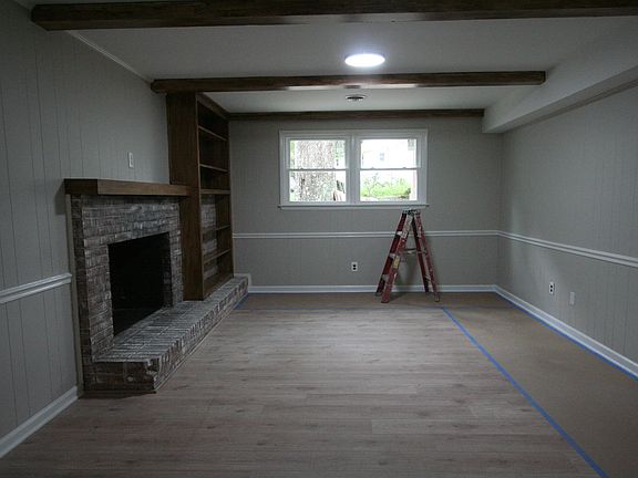 FAMILY AREA HAS FIREPLACE, OAK BEAMS AND A WET BAR (BEHIND YOU)