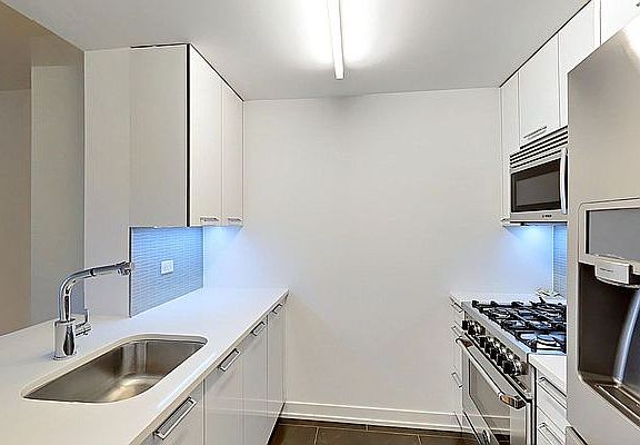 4th image of 227 W 77th St APT 8E