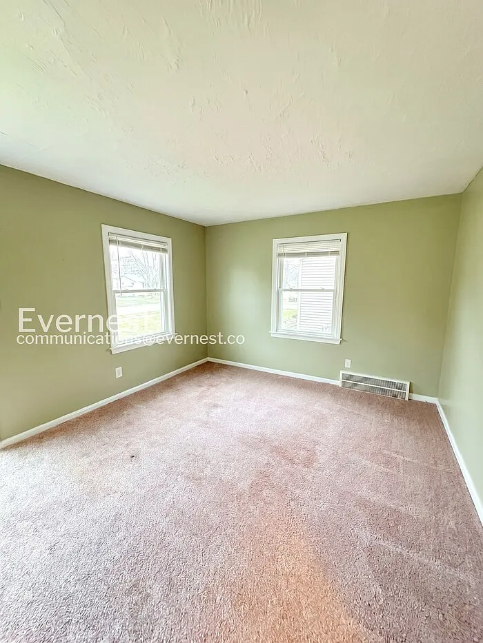 3 bed, 1.0 bath, 810 sqft, $1,295 — Photo 3