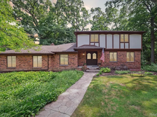 2915 Hillendale Dr, Rochester Hills, MI 48309