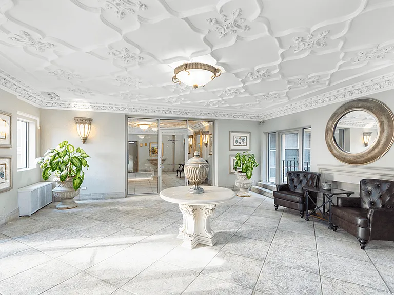 Renaissance - 901 W Argyle St — Photo 9