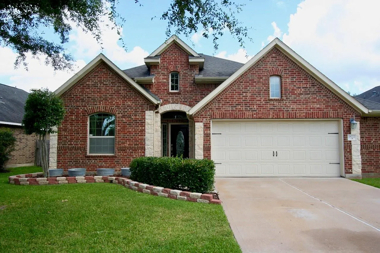 3 bed, 2.0 bath, 2159 sqft, $2,500 — Photo 2
