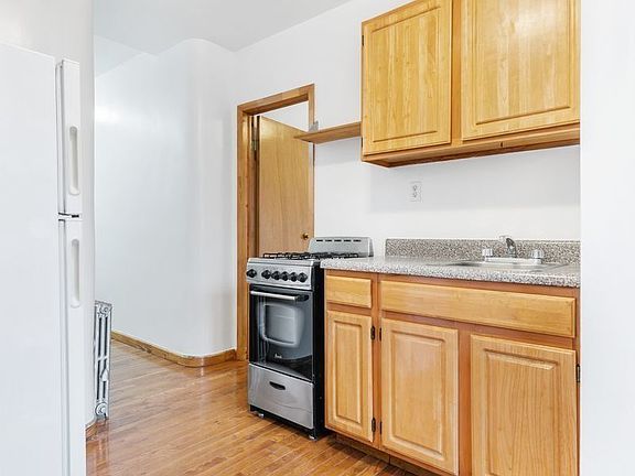 4th image of 530 E 13th St #5D