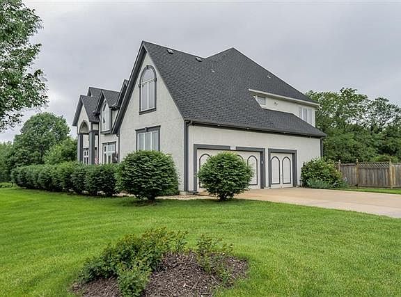 3rd image of 5024 Lewis Dr