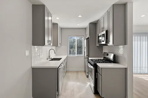 3652 Clarington Ave #3 Photo 1