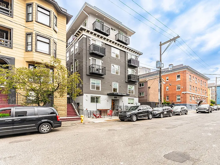 1722 Summit — Photo 13